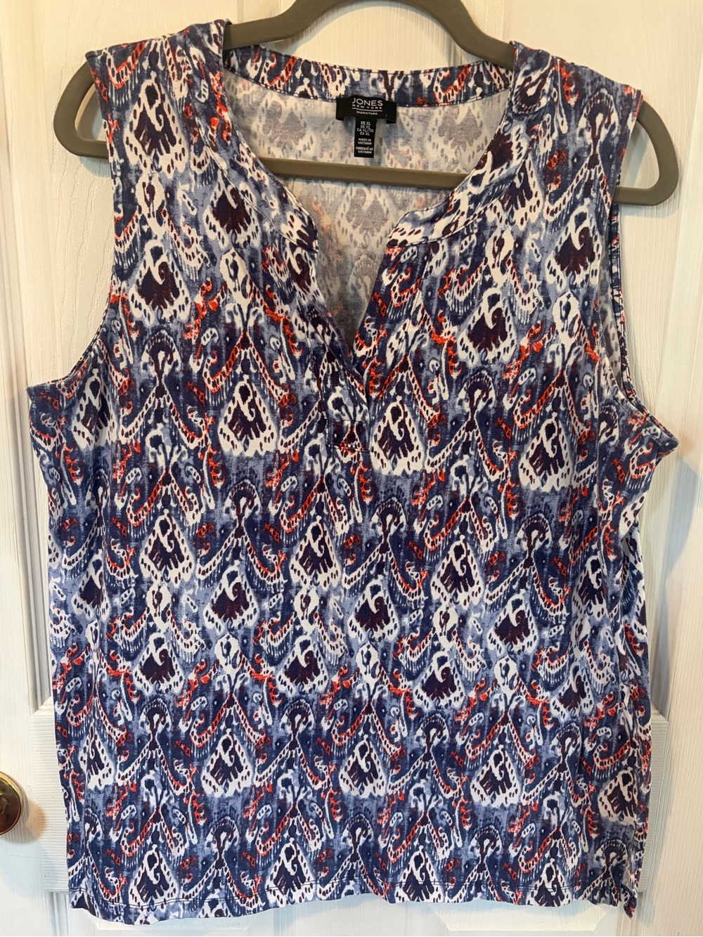 Jones New York Signature Sleeveless V-Neck Printed Top in Blue, White & Red